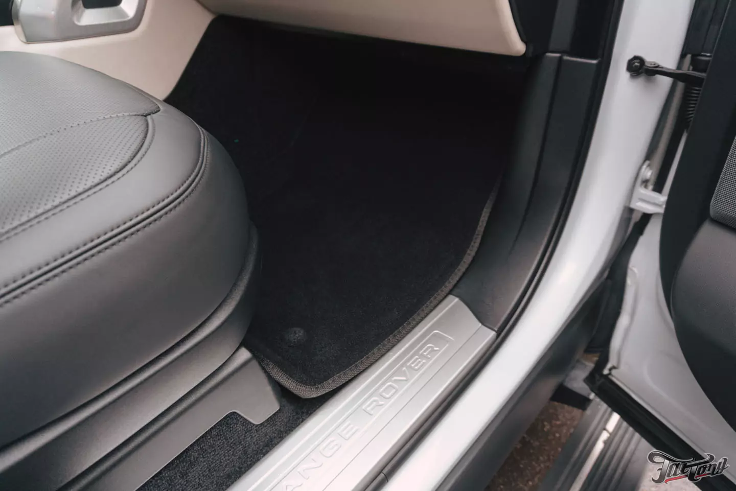 Химчистка и ремонт кожи в салоне Range Rover